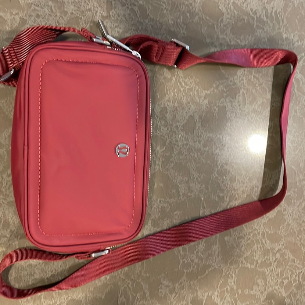 Lululemon camera bag 2L- Burgundy gently used